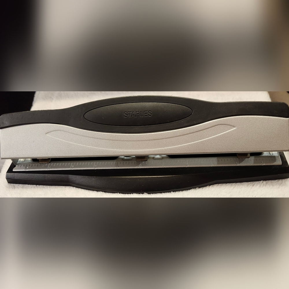 Staples High End 3 Hole Adjustable Punch in Mint Condition, Used 3 Times